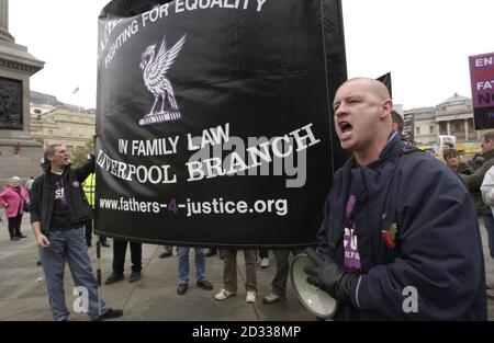 Manifestanti al di fuori della Corte di giustizia reale. Paters 4 Justice è un nuovo movimento per i diritti civili che si batte per il diritto di un bambino di vedere genitori e nonni. All'inizio di questa settimana due uomini vestiti come Batman e Robin si sono arrampicato sul tetto delle corti reali di giustizia sul trattamento dei padri nella corte di famiglia. Foto Stock