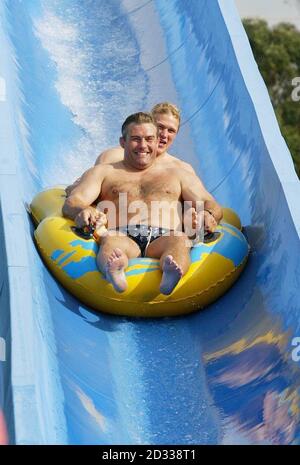 I giocatori di rugby inglesi Jason Leonard (davanti) e Josh Lewsey scivolano lungo uno scivolo d'acqua durante un viaggio di squadra al parco acquatico "Wet and Wild" vicino alla Gold Coast di Brisbane. Inghilterra giocare Uruguay nella loro partita Worldcup Pool C Domenica 2 novembre. Foto Stock