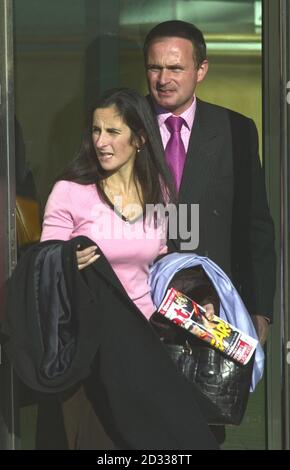 Charles Ingram e sua moglie Diana lasciano Bournemouth Crown Court. Dopo l'ex esercito maggiore Charles Ingram è stato condannato per frode assicurativa. Una giuria del Bournemouth Crown Court ha giudicato colpevole Ingram per due motivi di inganno. Foto Stock