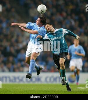 Robbie Fowler di Manchester City (a sinistra) combatte con il Mariusz Pawlak di Groclin Dyskobolia, durante la Coppa UEFA, 2° turno, 1° partita allo stadio City of Manchester. QUESTA IMMAGINE PUÒ ESSERE UTILIZZATA SOLO NEL CONTESTO DI UNA FUNZIONE EDITORIALE. NESSUN UTILIZZO DI SITI WEB/INTERNET A MENO CHE IL SITO NON SIA REGISTRATO PRESSO LA FOOTBALL ASSOCIATION PREMIER LEAGUE. Foto Stock