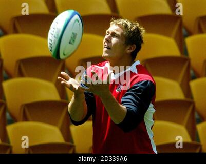 L'inglese Jonny Wilkinson prende una palla durante una sessione di allenamento allo stadio Suncorp, a Brisbane, in Australia, in vista della quarta finale della Coppa del mondo di Rugby contro il Galles di domenica. NESSUN UTILIZZO DEL TELEFONO CELLULARE. I SITI INTERNET POSSONO UTILIZZARE UNA SOLA IMMAGINE OGNI CINQUE MINUTI DURANTE LA PARTITA Foto Stock