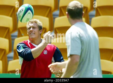 L'inglese Jonny Wilkinson passa una palla al compagno di squadra Mike Tindall (a destra) durante una sessione di allenamento allo stadio Suncorp, a Brisbane, Australia, in vista della quarta finale della Coppa del mondo di rugby contro il Galles di domenica. NESSUN UTILIZZO DEL TELEFONO CELLULARE. I SITI INTERNET POSSONO UTILIZZARE UNA SOLA IMMAGINE OGNI CINQUE MINUTI DURANTE LA PARTITA Foto Stock