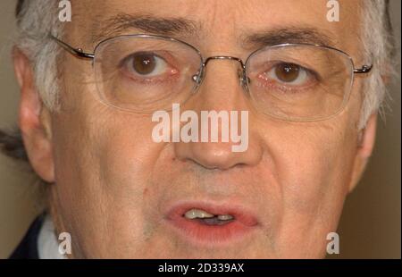 Michael Howard, il leader del Partito conservatore di recente elezione, dà il suo discorso di accettazione ai membri del partito alla Alton Parish Hall, Roehampton, a sud-ovest di Londra. Foto Stock