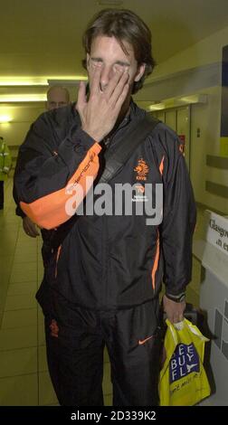 Ruud Van Nistleroy della nazionale olandese che arriva all'aeroporto di Prestiwck. L'Olanda si trova in Scozia per la partita di play-off di Euro 2004 che si svolge sabato contro la Scozia. Foto Stock