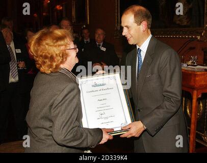 Peggy Dukes con il conte di Wessex che partecipa ad un ricevimento 'BrainWave' a Buckingham Palace, Londra. Foto Stock