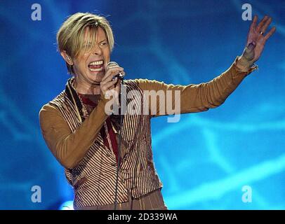 Il cantante David Bowie si esibisce dal vivo in concerto come parte del Reality Tour alla Manchester Evening News Arena di Manchester. * 30/11/03: David Bowie sarà il titolo dell'Isle of Wight Festival il prossimo anno, è stato annunciato. La star della classifica ha detto di avere voglia di suonare il leggendario evento che è stato ripreso nel 2002. Il festival ha ospitato le esibizioni dell'OMS, Bob Dylan, Jimi Hendrix e The Doors nella sua prima incarnazione. Si è tenuta ogni estate dal 1968 al 1970. Il prossimo festival si terrà dal 11 al 13 giugno. 10/12/03: David Bowie si esibisce dal vivo in concerto nell'ambito del Reality Tour di Manche Foto Stock