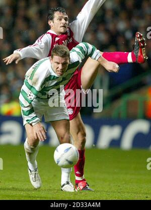 Alan Thompson di Celtic (in primo piano) con Willy Sanol di Bayern, durante la loro partita della UEFA Champions League Group A, a Parkhead, Glasgow. SOLO PER USO EDITORIALE Foto Stock