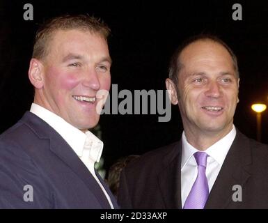 I medagliatori d'oro olimpici britannici Matthew Pinsent (a sinistra) e Sir Steve Redgrave arrivano per la cinquantesima presentazione dei premi Sports Personality of the Year al BBC Center di Londra. Foto Stock