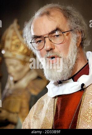 Rowan Williams, Arcivescovo di Canterbury, consegna il suo sermone di Natale, durante un servizio alla Canterbury Catherdral. Dove ha esortato cristiani, ebrei e musulmani a stare insieme mentre ha consegnato il suo sermone di Natale annuale. 25/01/04: Arcivescovo di Canterbury, Dr. Rowan Williams, che ha iniziato una visita pastorale in Medio Oriente. La visita di cinque giorni, su invito del Vescovo Anglicano di Gerusalemme, don Riah Hanna Abu El-Assal, si concentrerà sui modi per cercare di progredire nel processo di pace. Tocca oggi ad Amman, in Giordania, e incontrerà il re Abdullah II bin al Hussein, re del Foto Stock