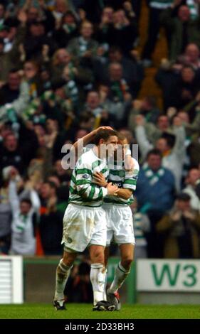 SOLO PER USO EDITORIALE: Alan Thompson di Celtic festeggia il terzo gol con il compagno di squadra Henrik Larsson durante la partita della Premier League scozzese contro i Rangers al Celtic Park di Glasgow. Foto Stock