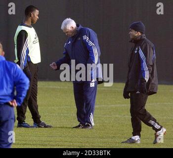 Il manager di Newcastle Bobby Robson (al centro) con i giocatori Titus Bramble (L) e Keiron Dyer (R) durante l'allenamento al campo di allenamento Blue Flame di Newcastle, prima della partita di premiership contro Manchester United a Old trafford. Foto Stock