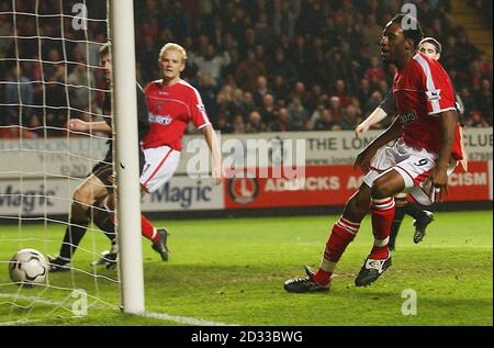 Jason Euell di Charlton Athletic (a destra) segna il suo secondo gol contro Wolverhampton Wanderers durante la partita di Barclaycard Premiership alla Valley di Charlton, sabato 10 gennaio 2004. QUESTA IMMAGINE PUÒ ESSERE UTILIZZATA SOLO NEL CONTESTO DI UNA FUNZIONE EDITORIALE. NESSUN UTILIZZO DI SITI WEB/INTERNET A MENO CHE IL SITO NON SIA REGISTRATO PRESSO LA FOOTBALL ASSOCIATION PREMIER LEAGUE. Foto Stock