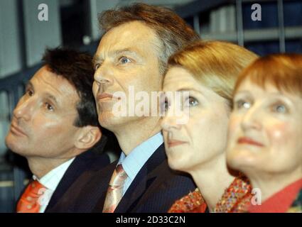 Il primo ministro Tony Blair con Lord Coe (all'estrema sinistra), Barbara Cassani e Tessa Jowell al lancio dell'offerta di Londra per le Olimpiadi del 2012 che si tengono alla Royal Opera House di Londra. Nel suo intervento Blair ha esortato oggi i capi sportivi mondiali a consentire a Londra di ospitare i Giochi Olimpici del 2012 e ha promesso: "Non vi lasceremo calare". Foto Stock