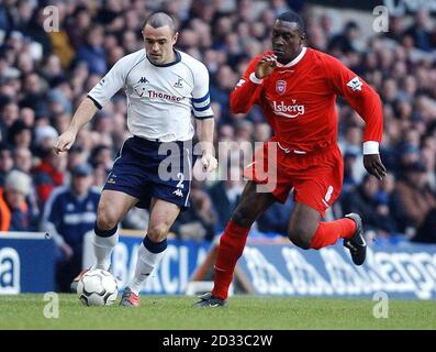 Gli scuratori di gol inglesi Michael Owen (seconda a sinistra), Steven Gerrard e Emile Heskey (estrema destra) si rilassano nel loro hotel a squadre nel Northumberland con il capitano inglese David Beckham (estrema sinistra) dopo che l'Inghilterra ha sconfitto la Germania 5-1. Foto Stock