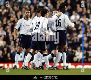 Ledley King di Tottenham Hotspur (a destra) celebra il suo obiettivo contro Manchester City con i compagni di squadra durante la quarta partita di replay della fa Cup a White Hart Lane, Londra. QUESTA IMMAGINE PUÒ ESSERE UTILIZZATA SOLO NEL CONTESTO DI UNA FUNZIONE EDITORIALE. NESSUN UTILIZZO DI SITI WEB/INTERNET A MENO CHE IL SITO NON SIA REGISTRATO PRESSO LA FOOTBALL ASSOCIATION PREMIER LEAGUE. Foto Stock