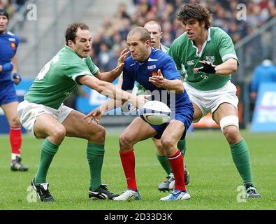 Frederic Michalak (centro) è affrontato dal Girvan Dempsey (a sinistra) irlandese e da Donncha o'Callaghan durante lo scontro RBS 6 Nations allo Stade de France, Parigi. Foto Stock