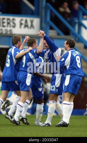 Glyn Hurst (9) celebra il suo apriista di 90 secondi per dare a Chesterfield un vantaggio obiettivo, durante la Nationwide Division due match con Rushden e Diamonds al Recreation Ground, Chesterfield. QUESTA IMMAGINE PUÒ ESSERE UTILIZZATA SOLO NEL CONTESTO DI UNA FUNZIONE EDITORIALE. NESSUN UTILIZZO NON UFFICIALE DEL SITO WEB DEL CLUB. Foto Stock