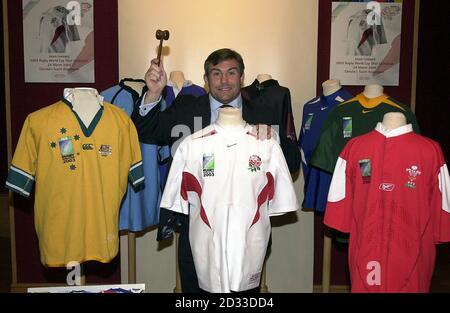 Jason Leonard, giocatore internazionale di rugby, rivela la sua collezione di maglie della Coppa del mondo di rugby 2003 che sarà messa all'asta a Christie's, Londra. Jason è appoggiato alla sua maglia finale della Coppa del mondo di rugby Inghilterra 2003 a maniche corte, parte di otto nella collezione. Foto Stock