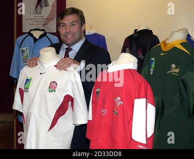 Jason Leonard, giocatore internazionale di Rugby, rivela la sua collezione di maglie della Coppa del mondo di Rugby 2003 che sarà messa all'asta a Christie's, Londra. Jason è appoggiato alla sua maglia finale della Coppa del mondo di rugby Inghilterra 2003 a maniche corte, parte di otto nella collezione. Foto Stock