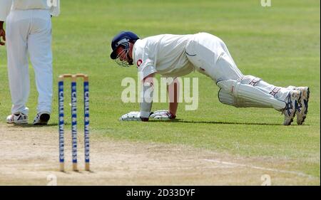 L'Inghilterra Ashley Giles è esaurito, durante l'ultimo giorno del tour match contro la Giamaica a Sabina Park, Kingston, Giamaica. Foto Stock