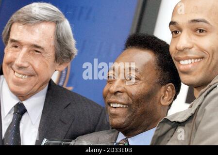 Gli ex calciatori internazionali, il gol keeper inglese Gordon Banks (a sinistra) e il brasiliano Pele (al centro) e la Francia e l'attaccante Arsenale Thierry Henry, partecipano a una conferenza stampa a Londra dove hanno annunciato i 100 più grandi calciatori di tutti i tempi scelti per la celebrazione di 100 anni di FIFA, l'organismo di governo del mondo. Foto Stock