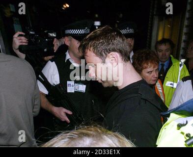 Il giocatore di Leicester City Danny Coyne lascia l'aeroporto di Luton dopo aver volato di nuovo nel Regno Unito dalla Spagna dopo essere stato rilasciato da una corte spagnola. Il manager della città di Leicester Micky Adams si è rifiutato di parlare con i giornalisti in attesa, perché i suoi giocatori sono stati scappati dalla polizia da una porta laterale all'aeroporto di Luton in un minibus d'attesa. Foto Stock