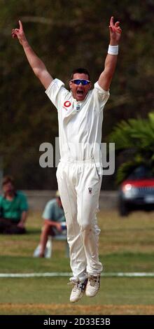 Il bowler britannico Ashley Giles fa appello per una cattura, durante il secondo giorno della partita contro il vice cancelliere XI all'Università delle Indie occidentali a Kingston, Giamaica. Foto Stock