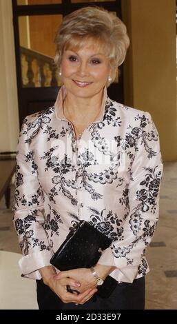 La presentatrice televisiva Angela Rippon e la Vice Chair del Balletto Nazionale Inglese, arriva alla reception tenuta a Buckingham Palace, dove celebrità, scrittori, stelle sportive, accademici e professionisti del settore erano tra le molte donne che si sono svolte in omaggio alla Famiglia reale. Foto Stock