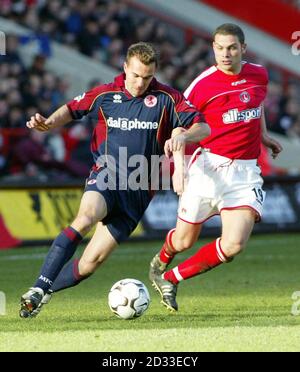 New Liverpool firma Harry Kewell battaglie per la palla contro Richard Walker di Crewe (a sinistra) durante un frendly game pre-stagione a Gresty Road, Crewe. Foto Stock