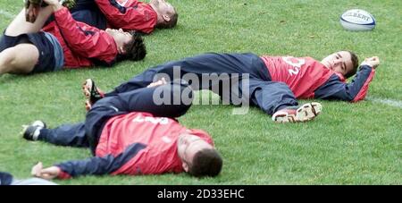 L'Inghilterra e il Bath's Olly Barkley (a destra) si estendono a fianco dei compagni di squadra durante una sessione di allenamento al Penny Hill Park, Baggot, in preparazione della partita RBS 6 Nations contro il Galles a Twickenham. Foto Stock