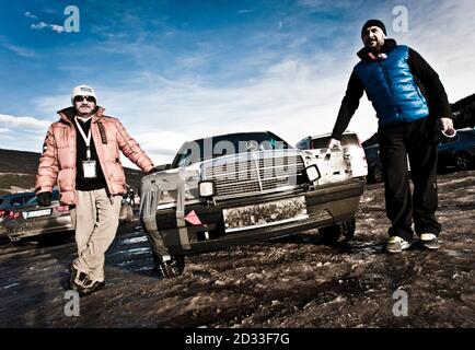 ALTENMARKT, AUSTRIA - 18 GENNAIO 2014: Racing team dopo la gara con Mercedes 190 rotta al Trofeo storico ghiaccio Foto Stock