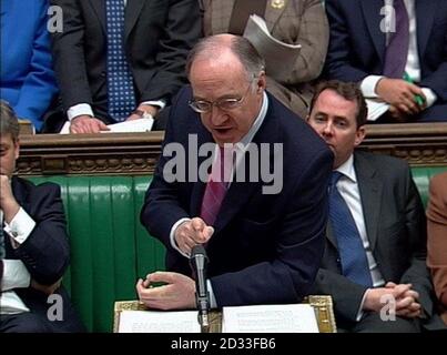 Leader del partito conservatore Michael Howard durante le domande del primo ministro alla Camera dei Comuni, a Londra. Foto Stock