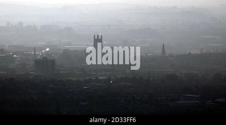 Gloucester Cathedral, che ha recentemente ricevuto un premio turistico nazionale. L'edificio e il suo personale sono stati elogiati dal Consiglio del Turismo Inglese e, di conseguenza, sono stati accreditati con il titolo di 'attrazione per visitatori garantita dalla qualità'. L'anno scorso (2003) la Regina Elisabetta II ha distribuito denaro maundy alla Cattedrale - per la prima volta in questo luogo, che è stato un luogo di culto fin dai tempi dei Sassoni. La cattedrale di Gloucester è stata recentemente utilizzata come location per le riprese di due libri di Harry Potter. Foto Stock