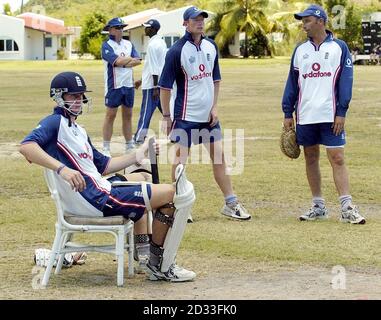 Il cricketer inglese Rikki Clarke (a sinistra), Paul Collingwood e Nasser Hussain (a destra) si allenano in rete presso il team hotel Antigua. Foto Stock