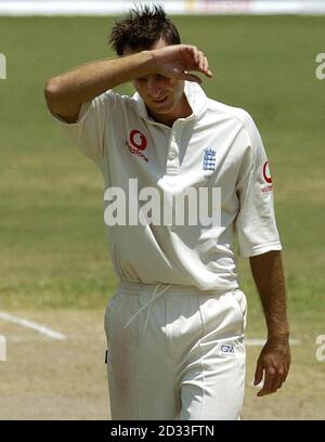 Il capitano dell'Inghilterra Michael Vaughan mostra la sua frustrazione dopo non essere stato ballato dall'umpire dopo aver bowling il battitore indiano occidentale Ridley Jacobs, durante il terzo giorno del quarto test contro l'Inghilterra al campo di ricreazione, St John's Antigua. Foto Stock