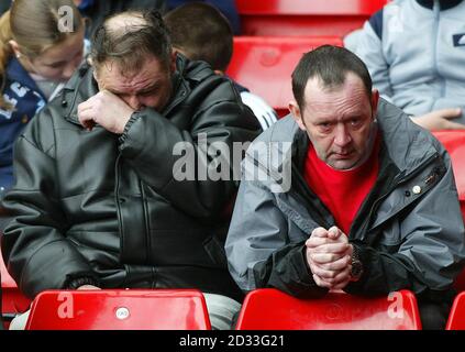 Gli appassionati di calcio sono chiaramente emozionali durante un servizio commemorativo tenuto allo stand Kop dello stadio Anfield del Liverpool Football Club, nel 15° anniversario del disastro di Hillsborough. Una candela è stata accesa per ciascuna delle 96 vittime che sono state schiacciate a morte sulla terrazza di Lepping Lane di Sheffield Wednesday's Hillsborough Ground durante lo scontro semifinale della fa Cup 1989 di Liverpool. Foto Stock