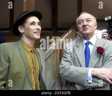 Il Sindaco di Londra Ken Livingstone (a destra) e il Direttore artistico del Globe Theatre Mark Rylance al Globe Theatre di Londra, per celebrare il compleanno di William Shakespeare. Shakespeare è nato a Stratford-upon-Avon nel 1564. Foto Stock