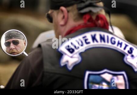 Un membro dei British Blue Knights, un club motociclistico per servire e pensionati funzionari di polizia arrivano alla stazione di polizia Fettes a Edimburgo, come parte del loro tour benefico in bici della Scozia. Foto Stock