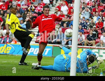 Lee Hendrie (centro) di Aston Villa celebra il traguardo di apertura contro Everton durante la partita fa Barclaycard Premiership presso l'Aston Villa's Villa Park Ground di Birmingham. Foto Stock