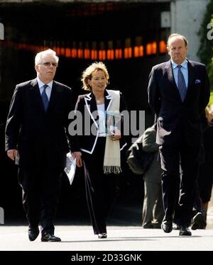 (Da sinistra-destra) il Corroner reale Michael Burgess con il capo della polizia francese Madame Martine Monteil e il commissario della polizia metropolitana Sir John Stevens camminando attraverso il tunnel stradale vicino a Pont de l'Alma, in cui Diana, la principessa del Galles, e Dodi Fayed sono morti in un incidente automobilistico sette anni fa. Sir John ha detto finora che stava osservando soltanto le informazioni generali quali i video e le fotografie. Foto Stock