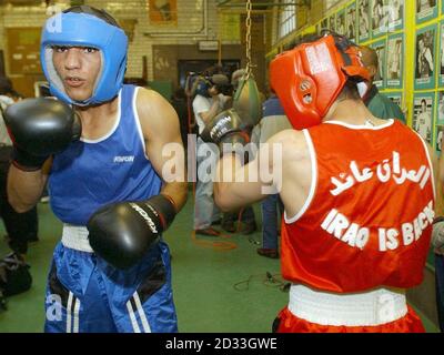 I membri della squadra di boxe irachena si allenano al Repton Boxing Club nella parte est di Londra, prima di volare in Pakistan questo fine settimana dove sperano di qualificarsi per le Olimpiadi di Atene. Foto Stock