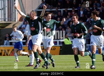 Graham Coughlan di Plymouth rivendica i suoi terzi schieramenti contro Hartlepool, durante la partita Nationwide Division Two a Victoria Park, Hartlepool, sabato 1 maggio 2004. QUESTA IMMAGINE PUÒ ESSERE UTILIZZATA SOLO NEL CONTESTO DI UNA FUNZIONE EDITORIALE. NESSUN UTILIZZO NON UFFICIALE DEL SITO WEB DEL CLUB. Foto Stock