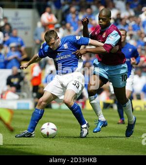 Ian Westlake di Ipswich viene sfidato dal Marlon Harewood di West Ham durante la prima partita semifinale della Nationwide Division 1 al Portman Road di Ipswich sabato 15 2004 maggio. QUESTA IMMAGINE PUÒ ESSERE UTILIZZATA SOLO NEL CONTESTO DI UNA FUNZIONE EDITORIALE. NESSUN UTILIZZO NON UFFICIALE DEL SITO WEB DEL CLUB. Foto Stock