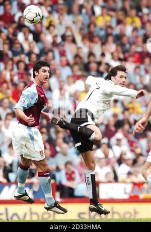 Aston Villa's Liam Ridgewell (a sinistra) in azione contro il Ruud Van Nistelrooy del Manchester United durante la loro partita di Barclaycard Premiership a Villa Park, Birmingham sabato 15 2004 maggio. QUESTA IMMAGINE PUÒ ESSERE UTILIZZATA SOLO NEL CONTESTO DI UNA FUNZIONE EDITORIALE. NESSUN UTILIZZO DI SITI WEB/INTERNET A MENO CHE IL SITO NON SIA REGISTRATO PRESSO LA FOOTBALL ASSOCIATION PREMIER LEAGUE. Foto Stock