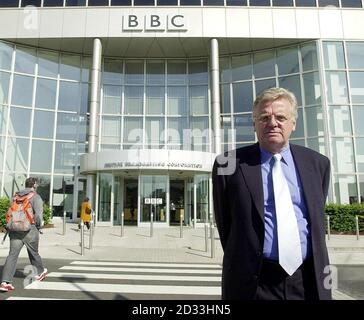 Michael Grade arriva all'edificio White City della BBC a Londra, per assumere la sua nuova posizione di presidente della società. Michael Grade, che si è impegnato a rimettere in pista la Corporation quando è stato nominato il mese scorso, riempirà la vacanza lasciata da Gavyn Davies, che si dimise dopo il rapporto Hutton fino alla morte del dottor David Kelly. Foto Stock