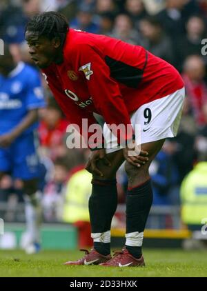 Louis Saha del Manchester United durante la loro partita di Premier della Barclaycard contro Chelsea a Old Trafford, Manchester. Punteggio finale 1-1. QUESTA IMMAGINE PUÒ ESSERE UTILIZZATA SOLO NEL CONTESTO DI UNA FUNZIONE EDITORIALE. NESSUN UTILIZZO DI SITI WEB/INTERNET A MENO CHE IL SITO NON SIA REGISTRATO PRESSO LA FOOTBALL ASSOCIATION PREMIER LEAGUE. Foto Stock