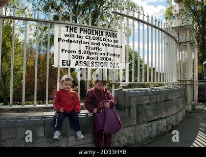 Cartelli al Phoenix Park di Dublino, che sarà chiuso domani per la cerimonia dell'allargamento dell'Unione europea. Il segnale è stato un'assessione mal scritta, piuttosto che l'adesione. Foto Stock