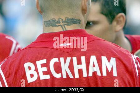 David Beckham, inglese, che sfoggia il suo ultimo tatoo, durante il torneo fa Summer contro il Giappone, al City of Manchester Stadium. Foto Stock