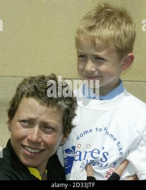 Jane Tomlinson, che soffre di cancro al terminale, abbracca suo figlio Steven, quando arriva a Leeds, dopo aver pedalato per 1,905 miglia da Roma a Home su una bicicletta in tandem con suo fratello Luke Goward, e ha sollevato un massiccio 160,000 per beneficenza. Il percorso ha incluso Firenze, Pisa, Monte Carlo, Amiens, Lille, Parigi e poi di nuovo il Regno Unito attraverso Londra, Birmingham e Nottingham e migliaia di persone sono stati a Leeds City Hall per darle il benvenuto dopo 36 giorni di distanza da casa. Foto Stock