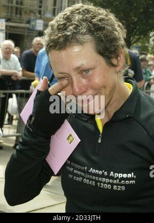 Jane Tomlinson, che soffre di cancro terminale, torna a Leeds dopo la bicicletta a 1,905 miglia da Roma a Home su una bici tandem con suo fratello, Luke Goward, e la raccolta di una massiccia 160,000 per carità. Il percorso ha incluso Firenze, Pisa, Monte Carlo, Amiens, Lille, Parigi e poi sostenere il Regno Unito attraverso Londra, Birmingham e Nottingham e migliaia di persone sono state al Municipio di Leeds per accoglierli dopo 36 giorni di distanza da casa. Foto Stock